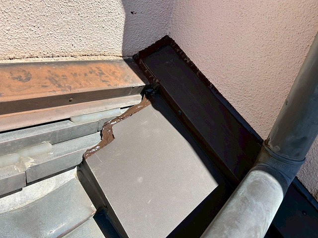 雨押さえ板金と壁の取り合い